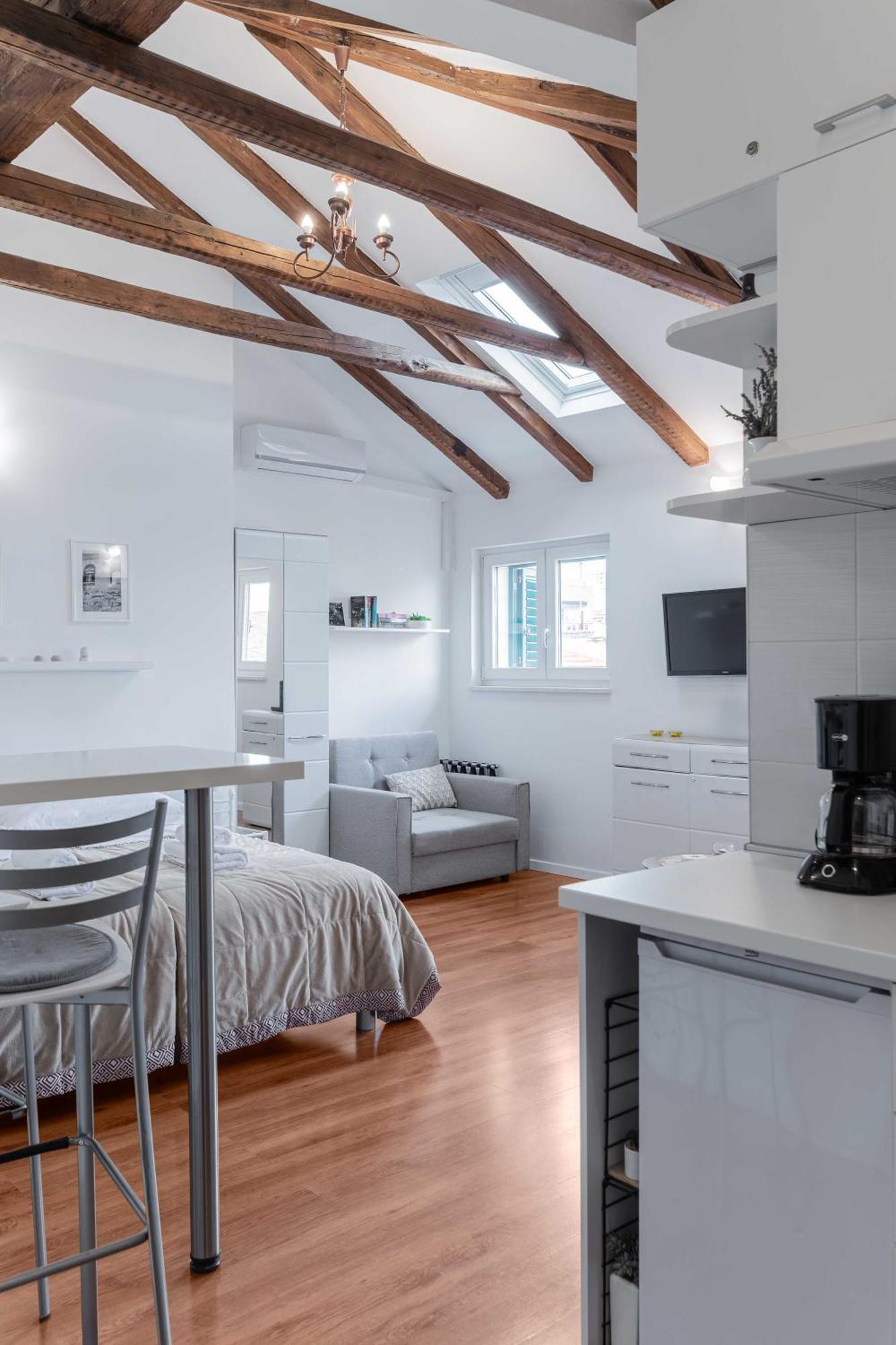 Apartament The Charm Split